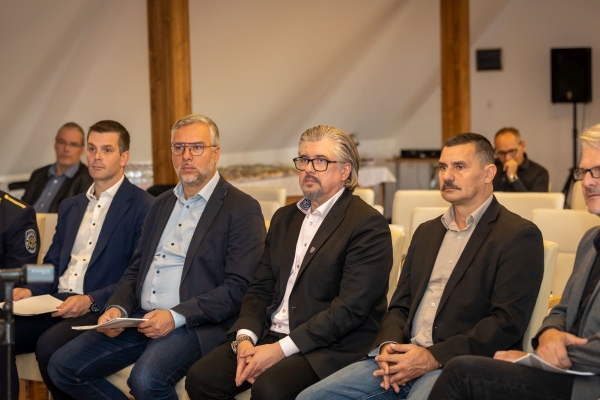 imgl00441d598ce0-2086-4d47-5648-20b8d1e7158427151954-A892-0560-7E5C-A8D833BFBA89.jpg